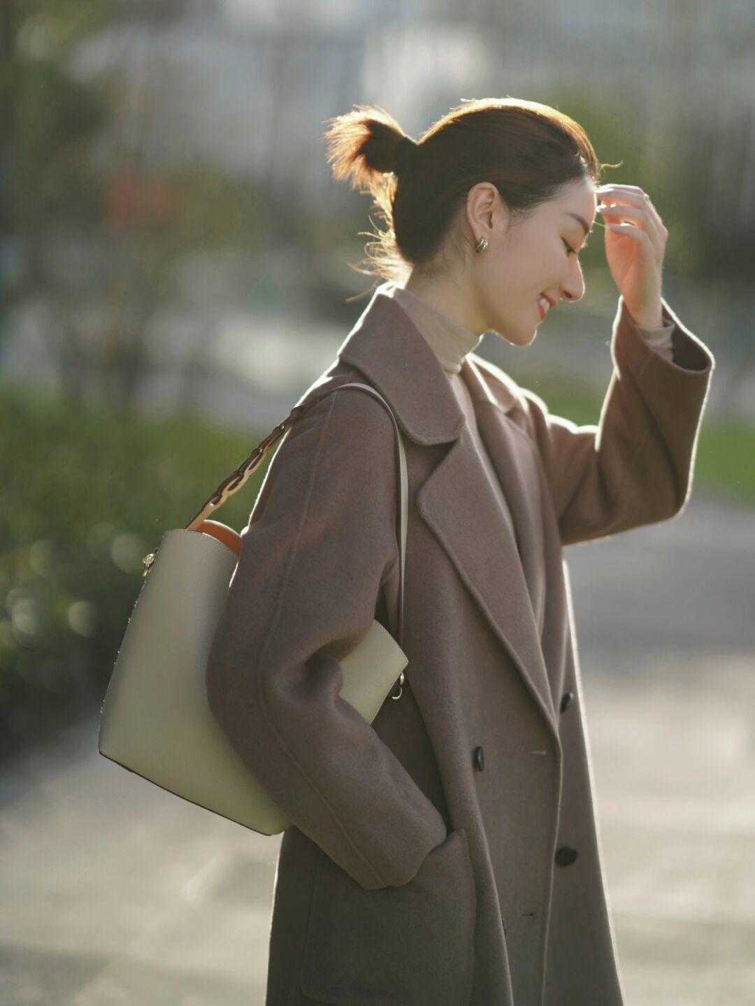 设计 秋冬季,时尚博主都爱用“大衣+针织衫+白色长款”,高级又时髦