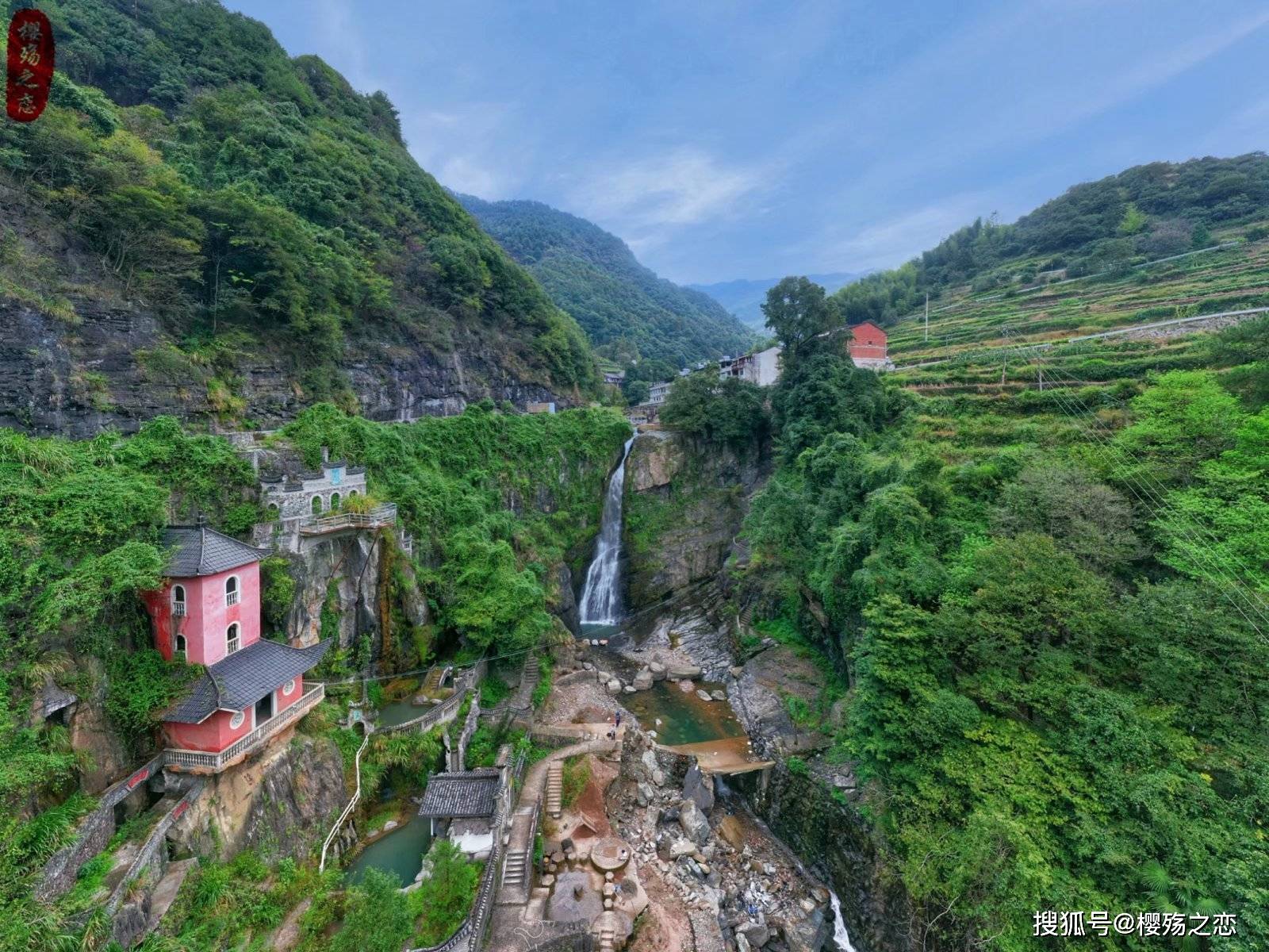 飞瀑|以“龙”为名的景区，因瀑布而闻名遐迩，被誉为江南最美瀑布之一