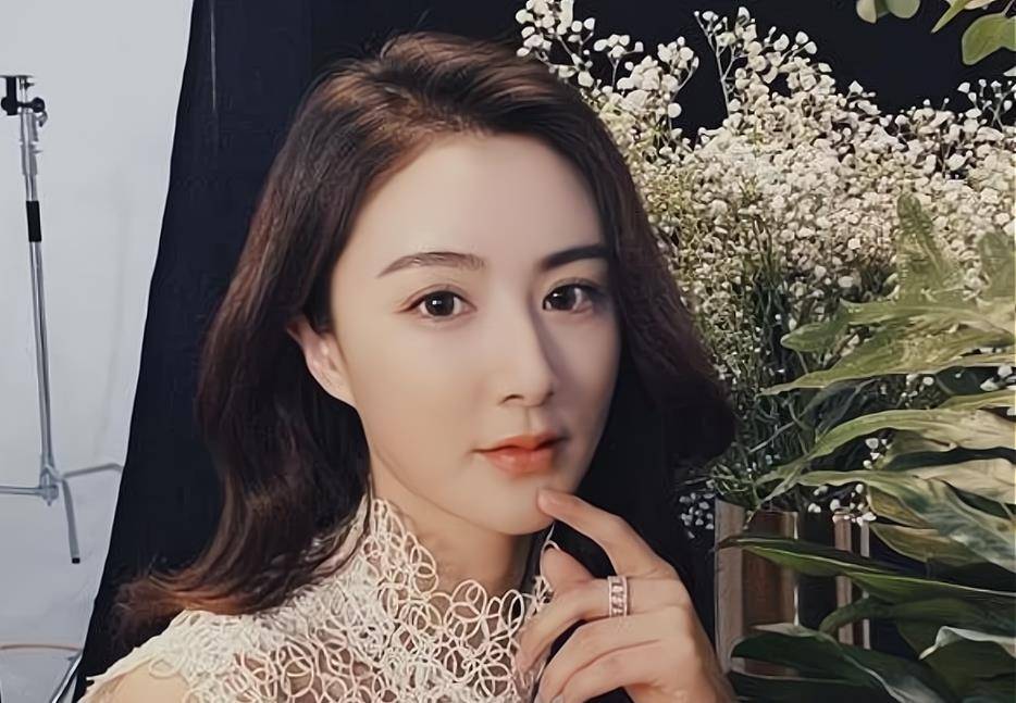 富二代有种“整容”叫薇娅卸妆，摘掉假睫毛后，网友：是同一个人吗
