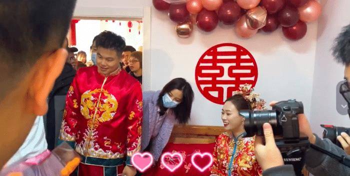 什么|辛芷蕾打扮低调回老家，参加弟弟婚礼，现场一片温馨。