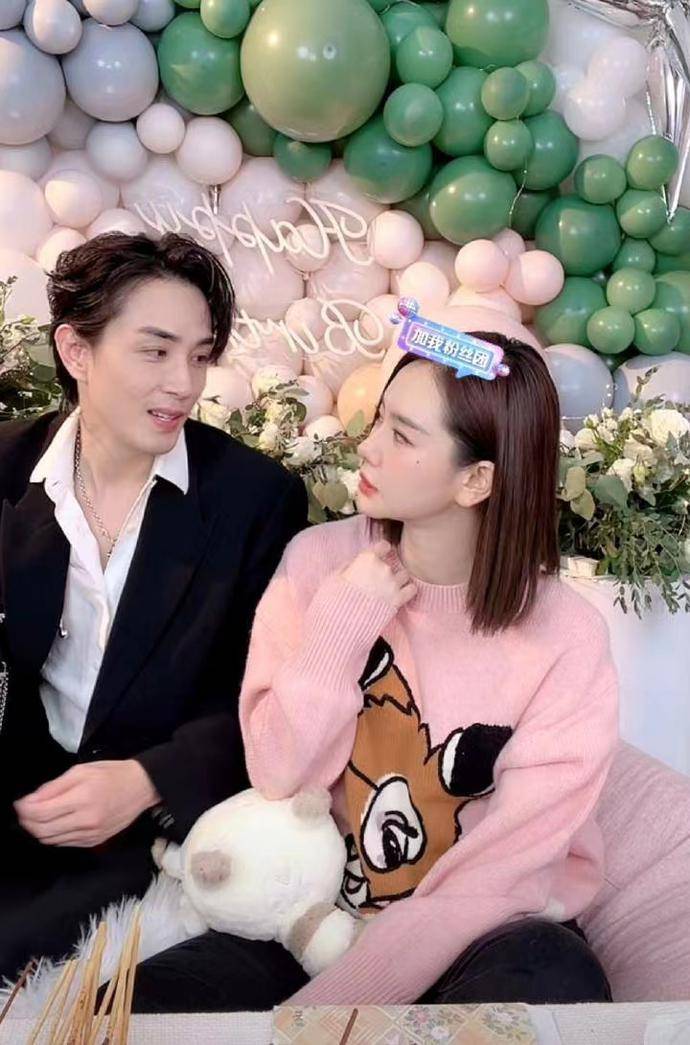 李承铉看着妻子的作品,眼中充满了爱:戚薇的丈夫李承铉完成了《披荆