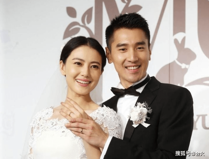 知名演员42岁高圆圆红裙亮相活动！生图下皮肤白皙紧致，获男演员高度夸赞