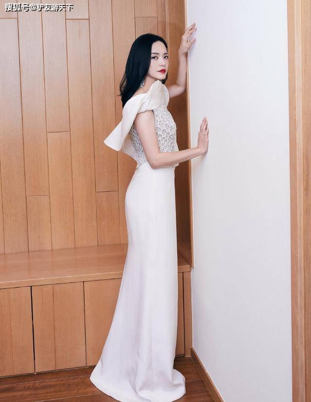 姚晨 姚晨这气质没谁了,穿蓝色缎面衬衫配紫色高开叉裙,高级又妩媚