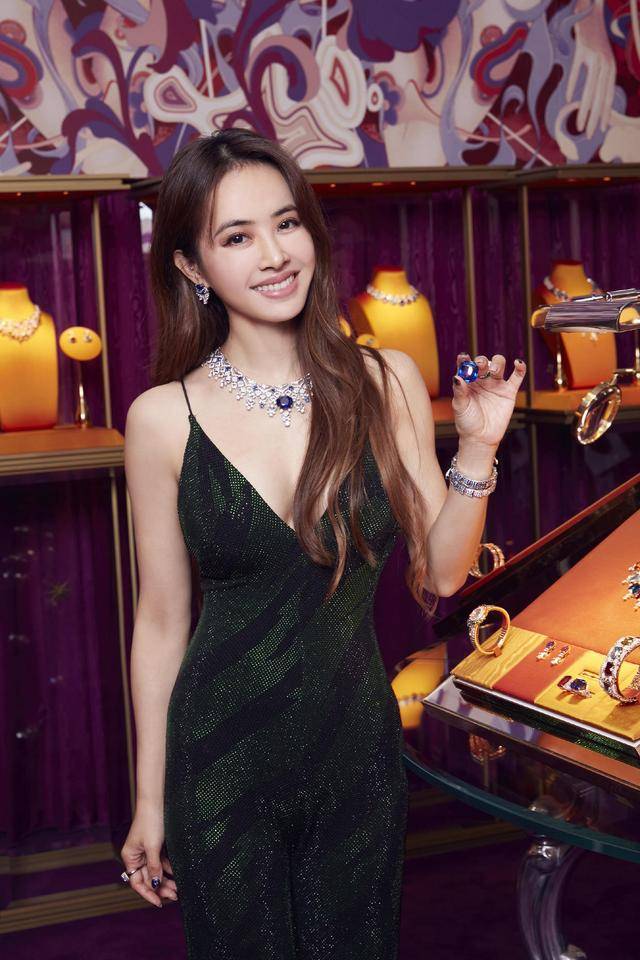 美眉 蔡依林个小比例完美，深绿色吊带连体裤成熟精致，气场全开超霸气