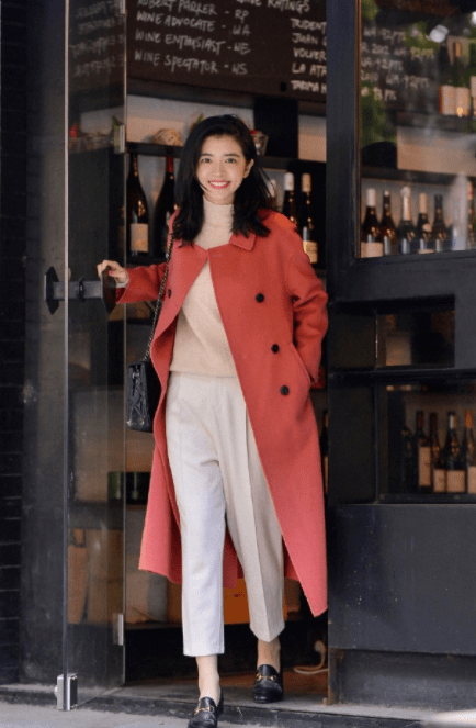 黑色 放弃打底裤吧,潮人更喜欢“大衣+小白裤”,清爽时髦显腿长!