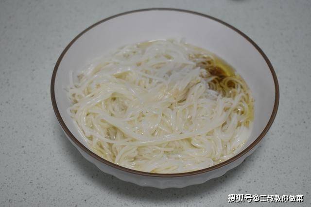 蛋黄酥|一个人的早餐走红朋友圈，葱油面牛奶窝蛋样样好吃，精致又温暖