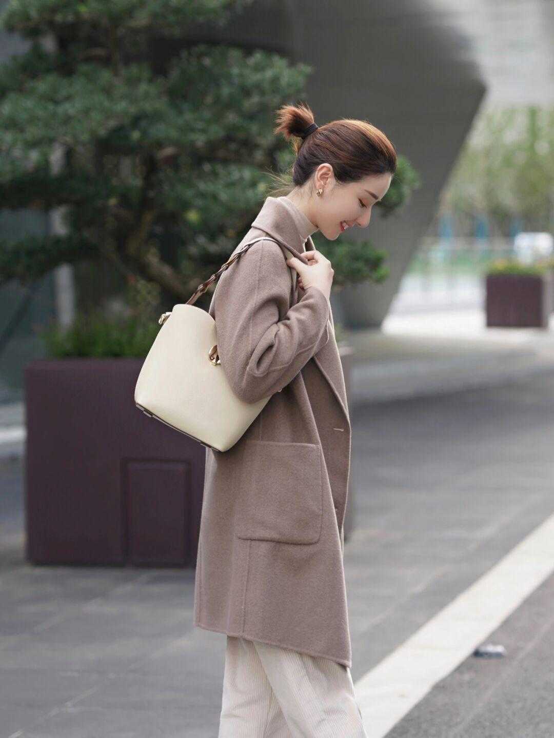 设计 秋冬季,时尚博主都爱用“大衣+针织衫+白色长款”,高级又时髦