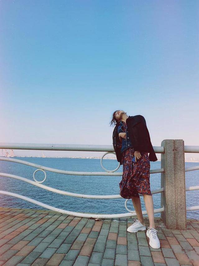 好身材 辛芷蕾真会玩，穿碎花裙得搭两件外套，不仅不土反而更有时尚感
