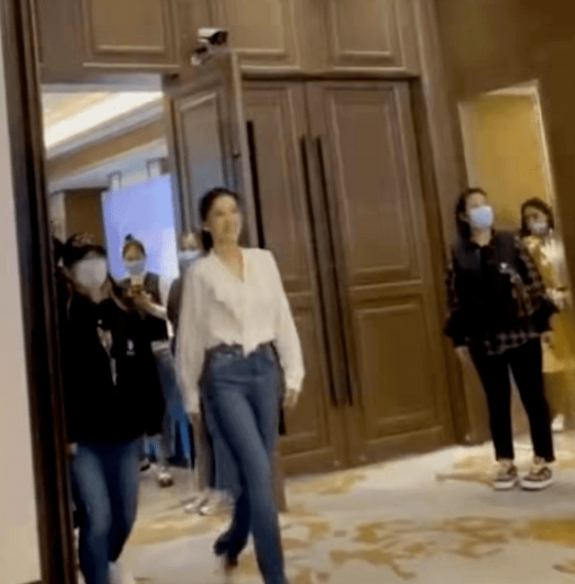 马尾46岁梅婷不靠高定也能惊艳众生！扎高马尾变活力美少女，状态绝佳