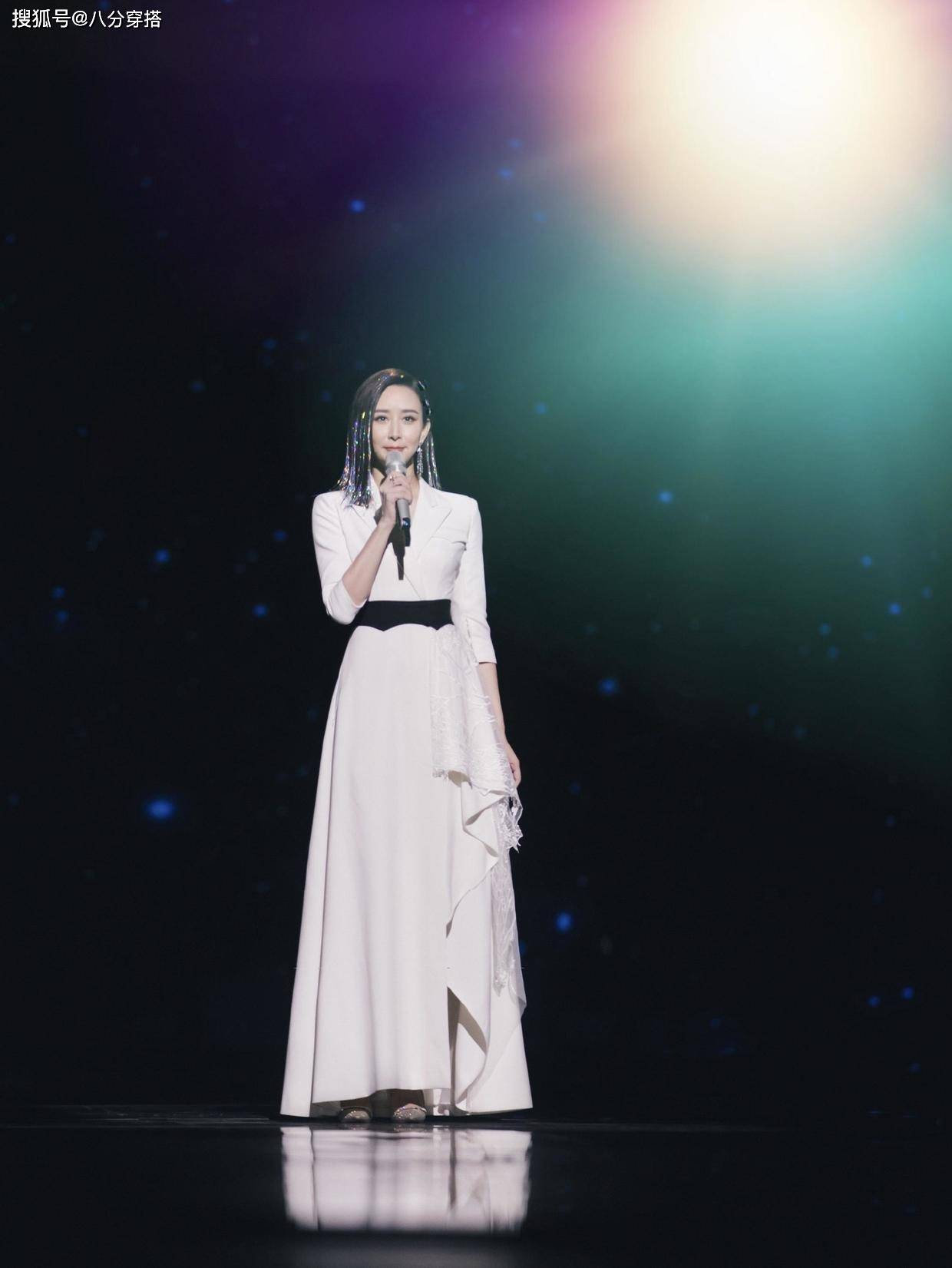 一身 阔太胡静气质真不错,穿黑色西装还搭配鱼骨抹胸,藏不住的高贵范