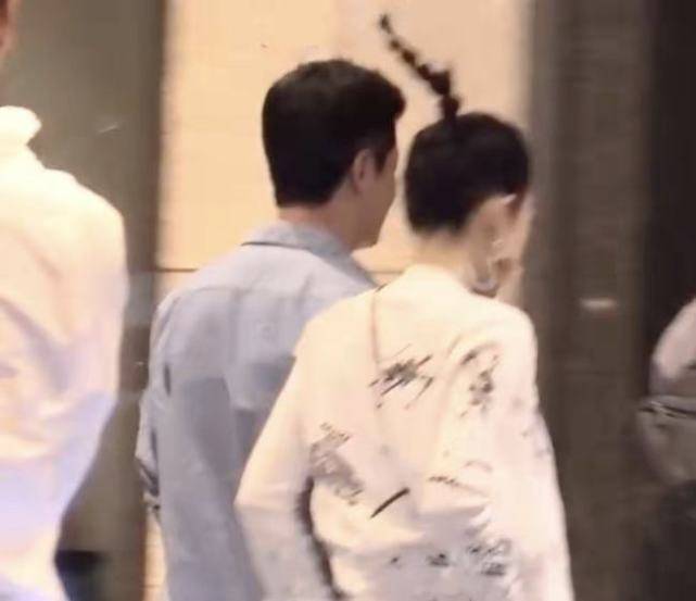 身材 大咖导演罕见同框！章子怡扎朝天辫好少女，就连吴京都忍不住摆弄