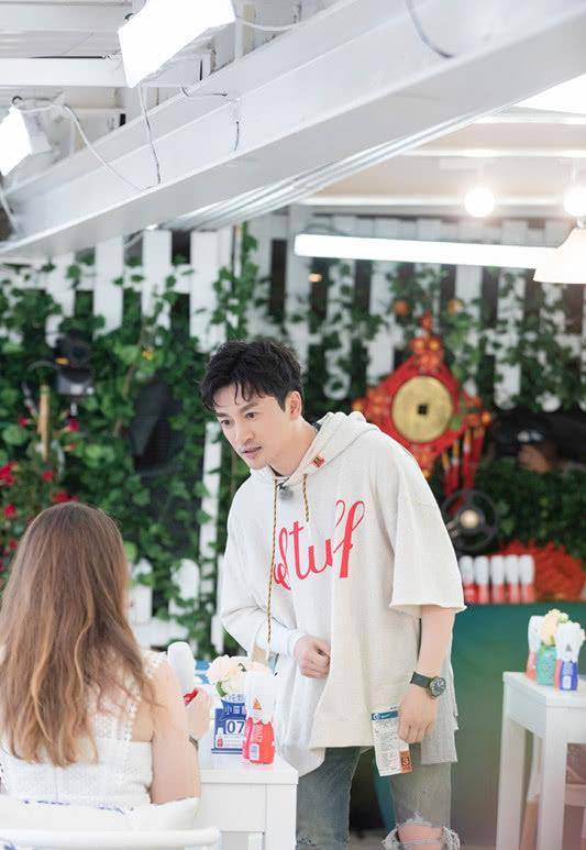 逗号 苏有朋又潮又帅,身穿斗篷款卫衣搭破洞裤,46岁也是个时髦精!