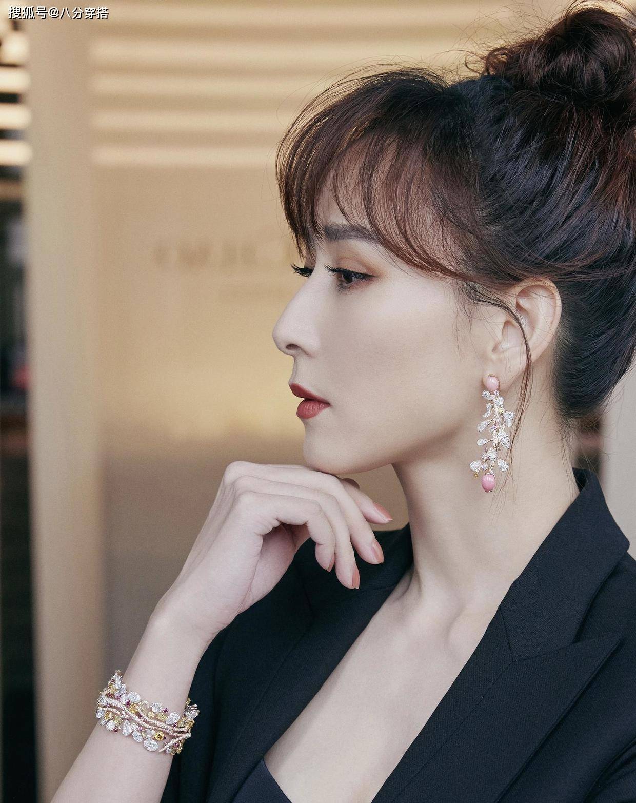 一身 阔太胡静气质真不错，穿黑色西装还搭配鱼骨抹胸，藏不住的高贵范