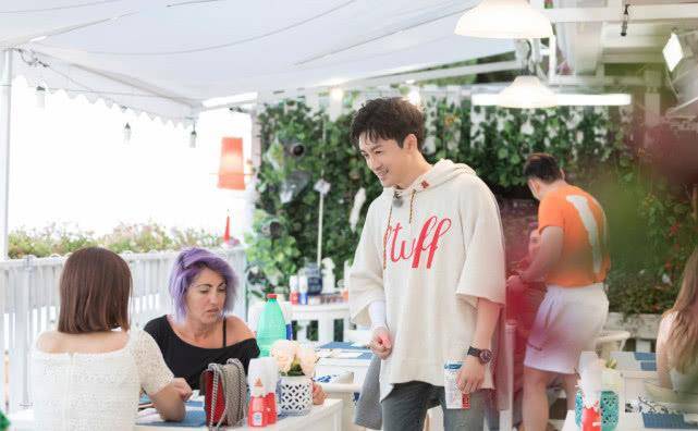 逗号 苏有朋又潮又帅,身穿斗篷款卫衣搭破洞裤,46岁也是个时髦精!