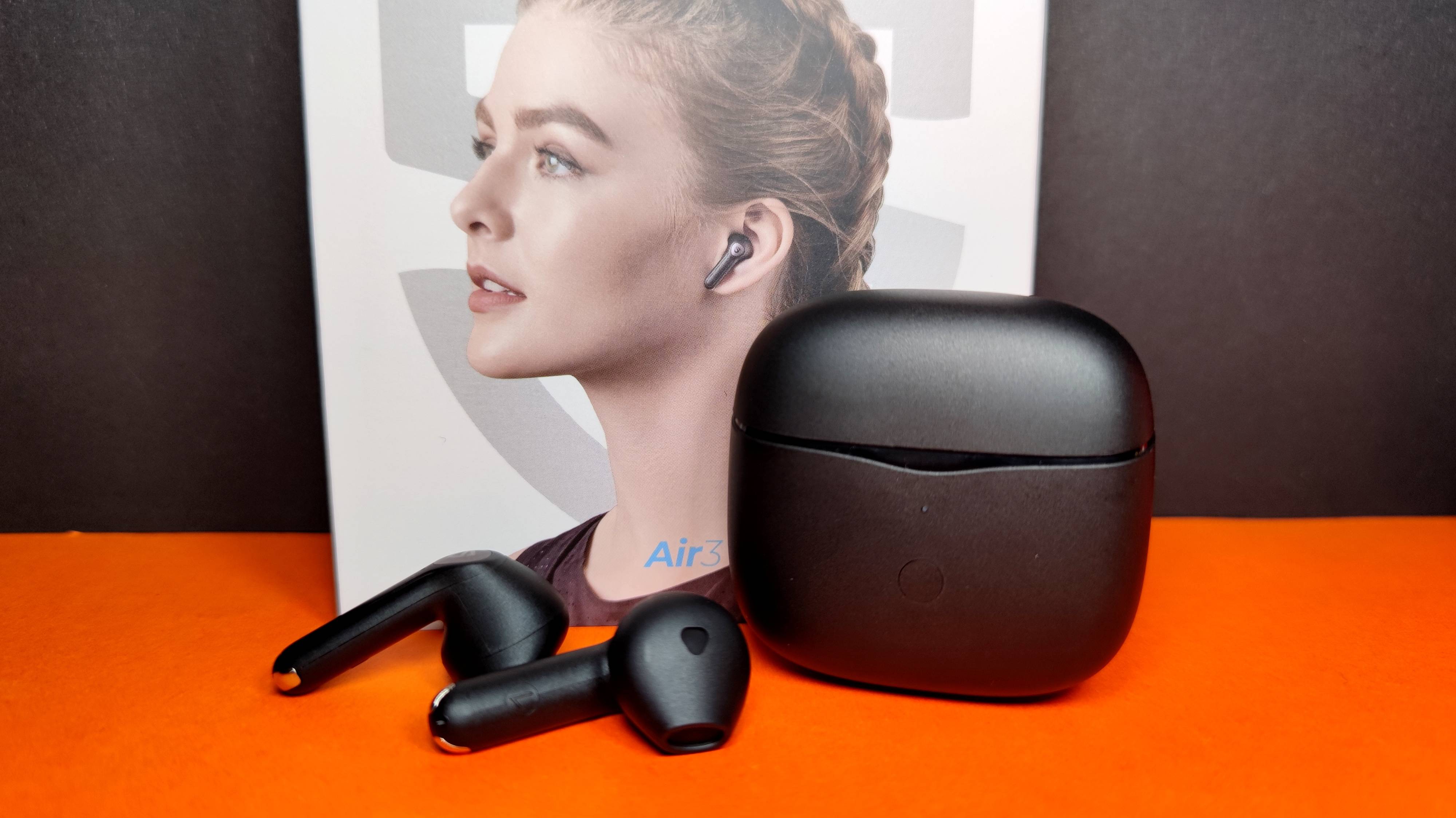 soundpeats泥炭air3真无线蓝牙耳机,主打小巧和音质_充电