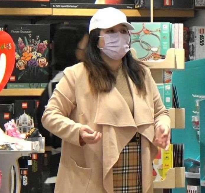 何超盈 何超盈真胖了不少，穿9千5短裙显得膀大腰圆，女儿2岁就背爱马仕