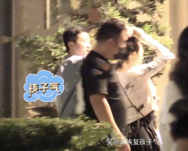 身材 大咖导演罕见同框！章子怡扎朝天辫好少女，就连吴京都忍不住摆弄