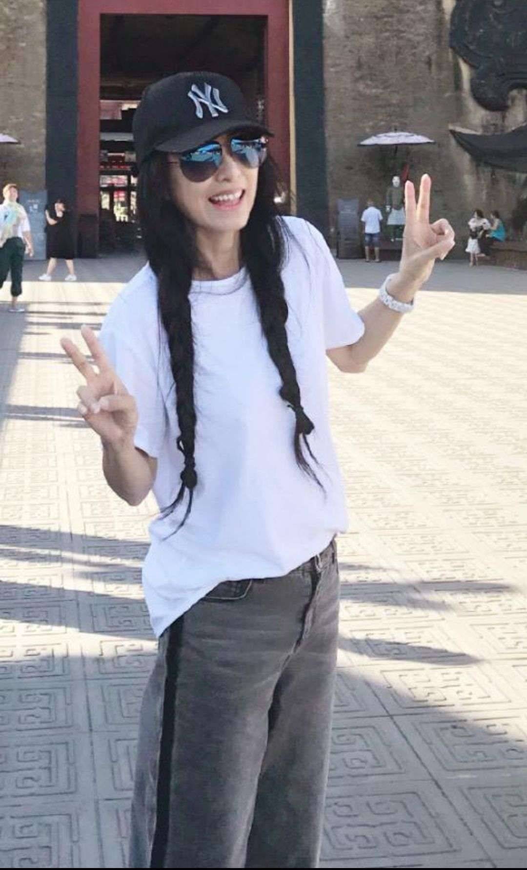身材 米雪没年龄压力,白T搭牛仔裤不算啥,还扎麻花辫,真看不出66岁