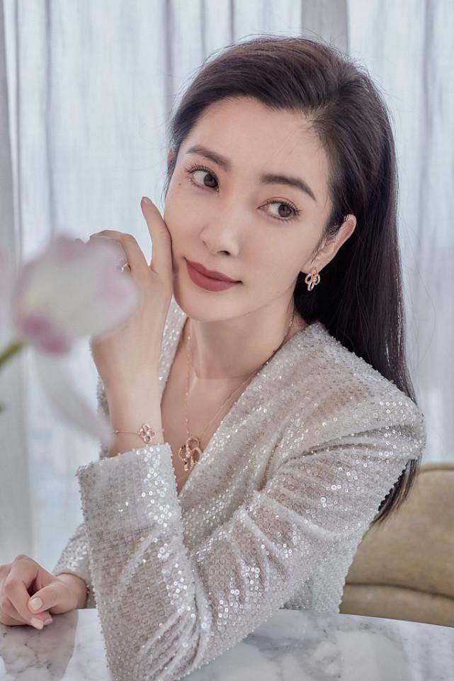 亮片李冰冰把亮片穿得优雅不俗 看着还挺减龄