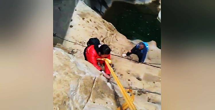 山西一对父子徒步坠落8米悬崖遇难，知情者：曾提醒他们不要冒险