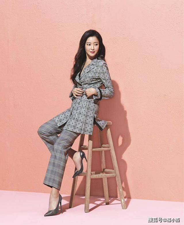 西装 金喜善44岁还敢挑战薄荷绿，穿长裙配阔腿裤，不俗反而美出国际范