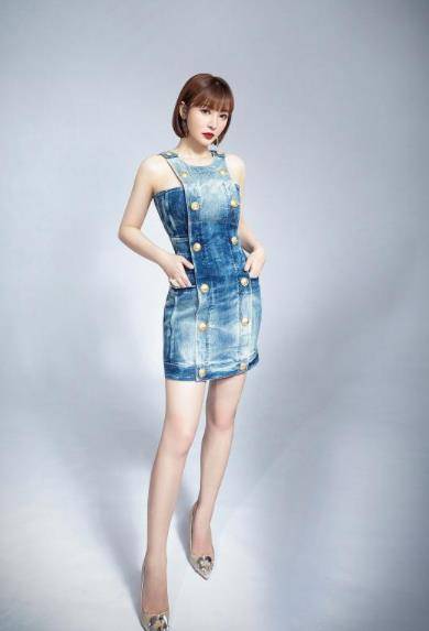 身材 钟丽缇与柳岩罕见合照，穿衣时尚性感，身材级别堪称娱乐圈天花板