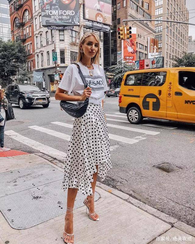 衣结 没腰、有肚子的中年女人不要“塞衣角”，学这样穿，遮肉显瘦还时髦