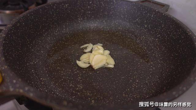 夏天|夏日炎炎,蒜香豆腐最开胃下饭,教你一个技巧,让豆腐更加嫩滑