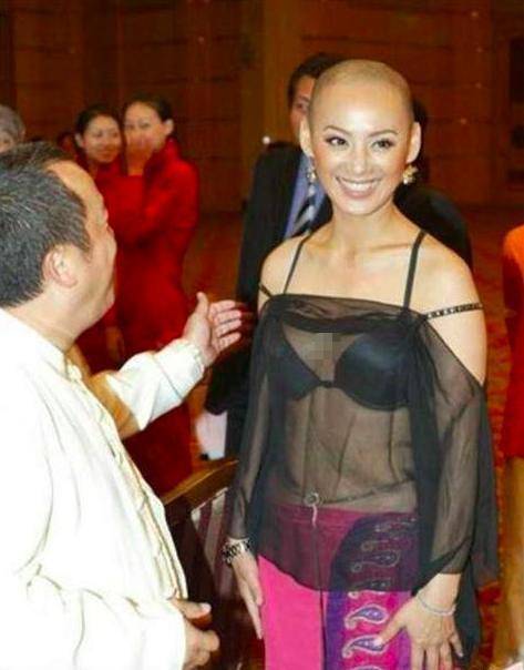 宁静 宁静最想删的照片，着装大胆搭配丑陋，连身后迎宾小姐都在嘲笑她