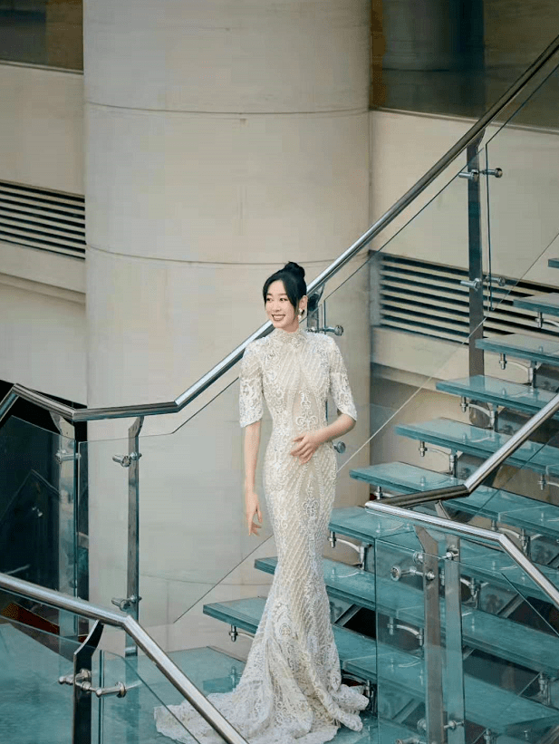 鱼尾 冠军孙一文明星脸藏不住了！穿紧身碎钻裙大秀超模身材，超辣