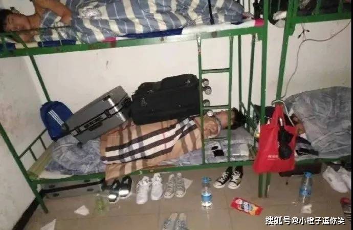 搞笑圖片：用這個杯子喝酒，手應該放在哪裡呢？ 搞笑整蠱 第4张
