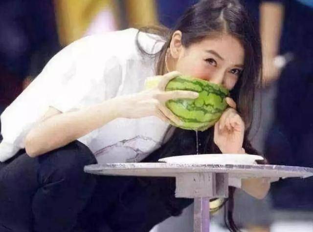 蹲着吃泡面的郭德纲,蹲着吃盒饭的吴京,统统都没刘德华接地气_照片