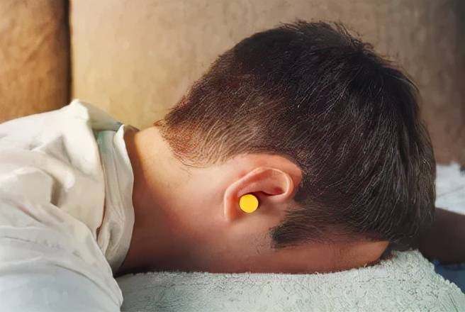戴耳机睡觉助眠,长期戴可不是好事!