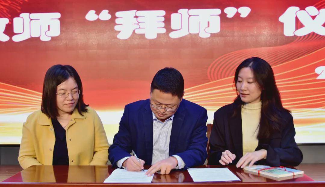 胶州二中师徒结对传薪火携手并行续华章