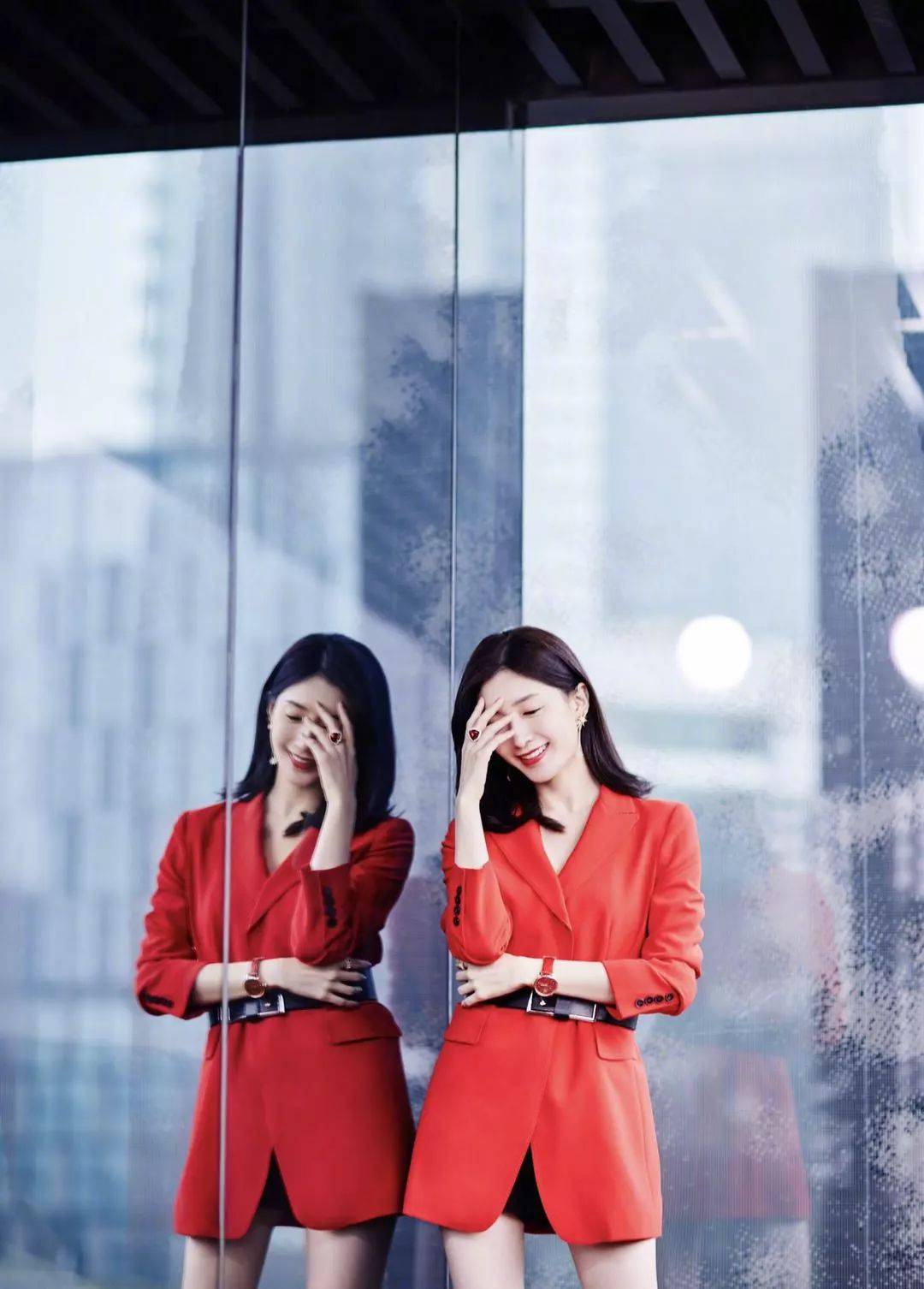 黑色 江疏影红色西装+黑色腰带秀小蛮腰!叠穿2件毛衣还可以这么瘦?