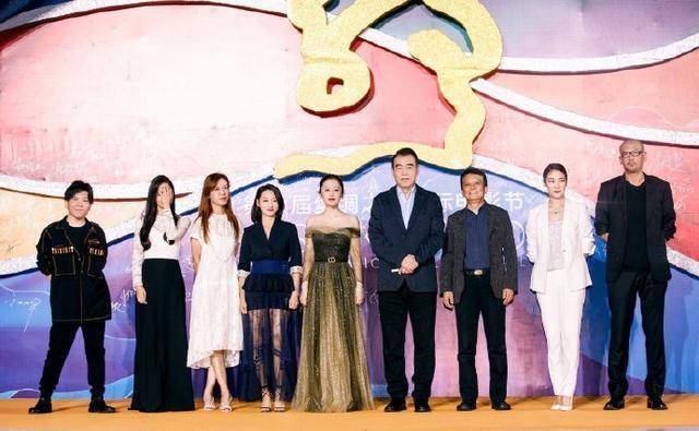 仙女 51岁陈红保养太好，出席活动穿露肩星空裙，仙女气质一目了然