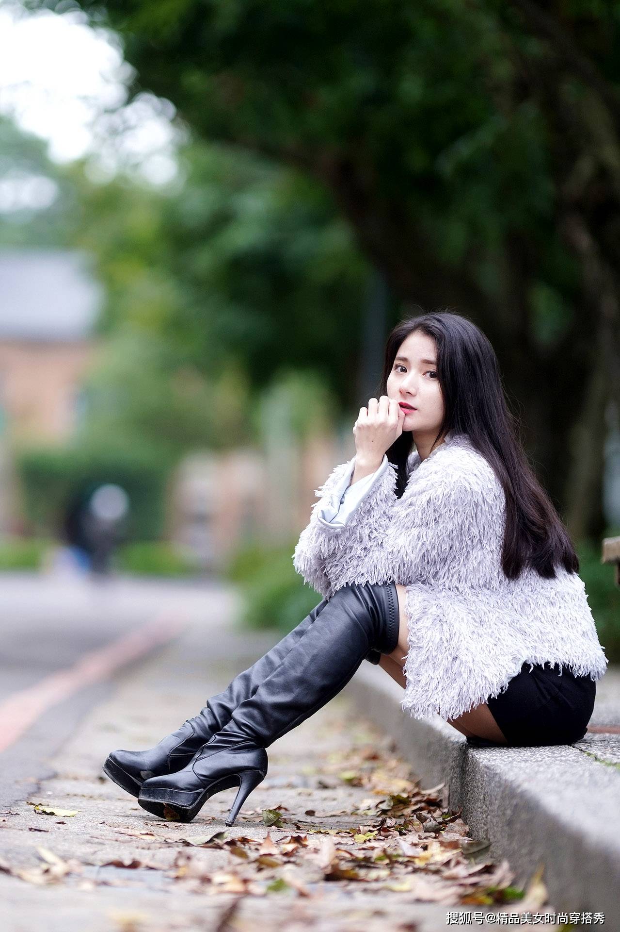 黑色 街拍:黑色的连衣裙简约的版型设计,很是修身时尚