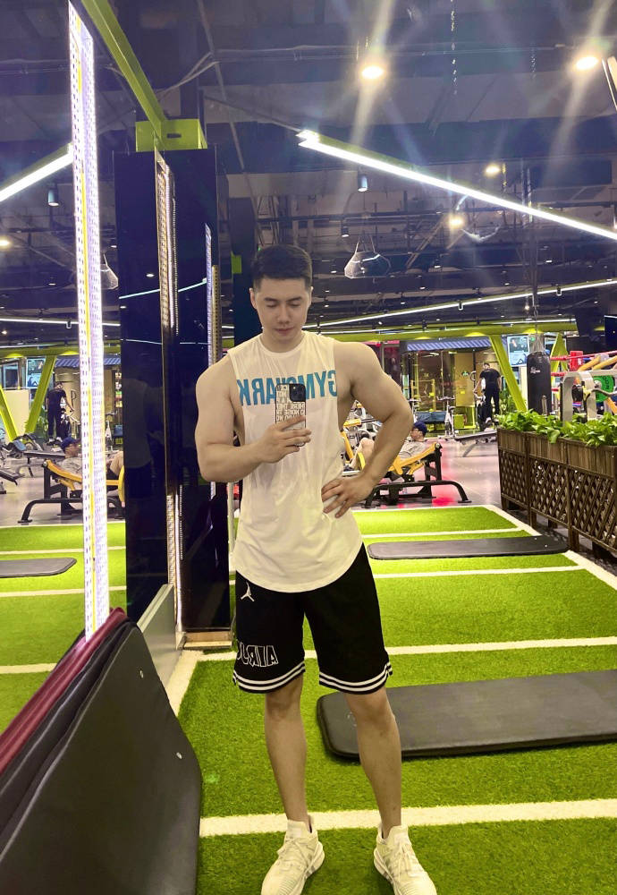 25歲大慶小伙擼鐵成癮，打造出飽滿的身材維度，擁有健壯麒麟臂！ 健身減肥達人 第4张
