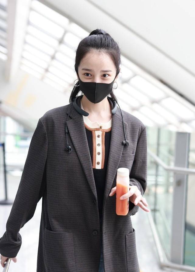 陈小 陈小纭素颜的样子太美了，肌肤雪白好迷人，外套选的也很大气