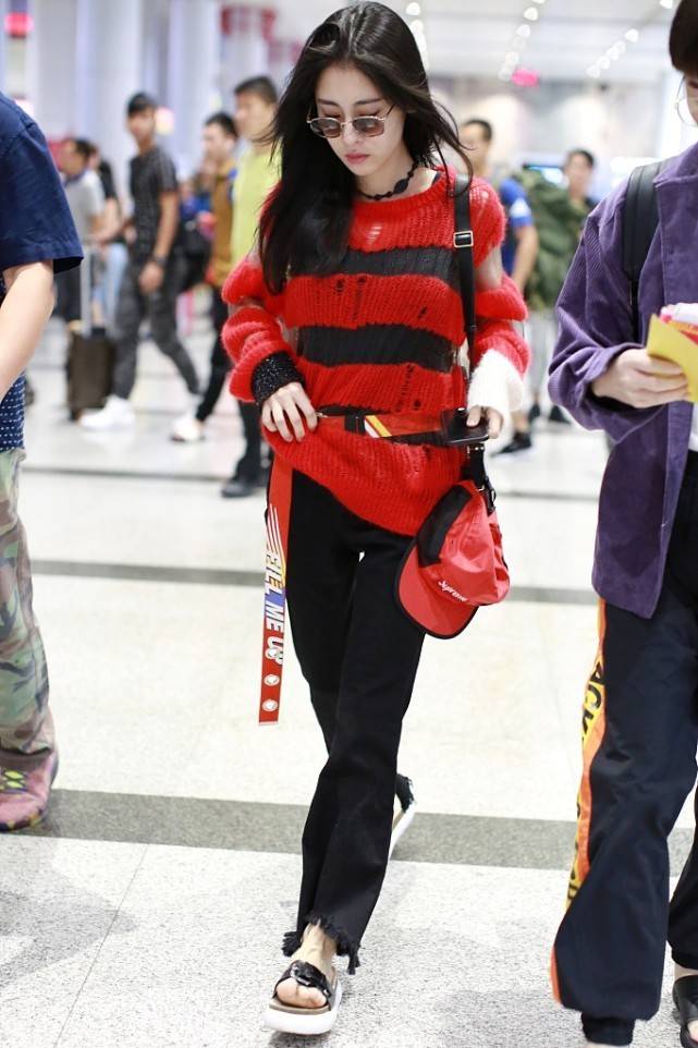 毛衣 张碧晨有当妈的自觉了，穿海军风毛衣挺保暖，不显身材但是挺减龄