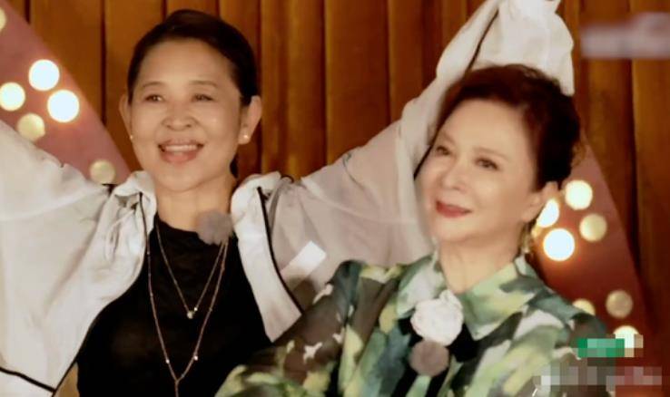 一是一|76岁李谷一再唱《难忘今宵》！精神矍铄状态好，身后撒贝宁太抢镜