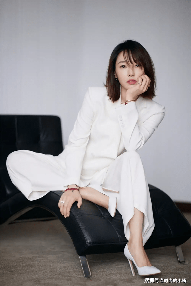 小白 汪涵老婆衣品真好，穿粉色西装配小白鞋好减龄，裤脚开叉超洋气