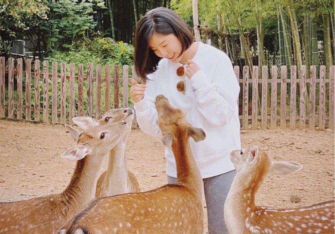 卫衣 赵奕欢逛动物园，穿卫衣配健美裤秀身材曲线，见长颈鹿还俏皮亲吻