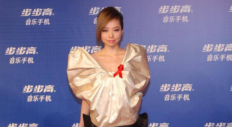 气息 张靓颖这“刺猬礼服”真难懂，看起来挺有设计感，但真不扎人吗