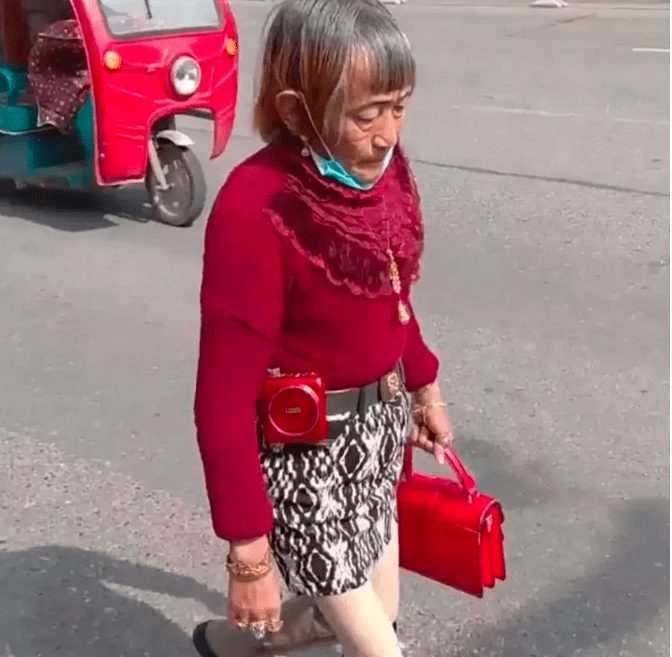 心态 70岁奶奶将衣服穿出少女感，网友甘拜下风：20岁的我都没她潮