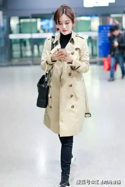 身材 毛晓彤又惊艳了，穿卡其色大衣配 Lisa发型，嫩得像大学生