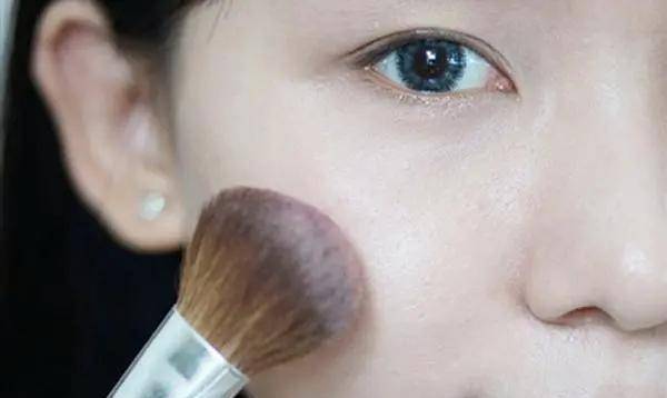 画眉建议女生：不管多忙上班尽量化淡妆，教你4步骤，简单易学还漂亮