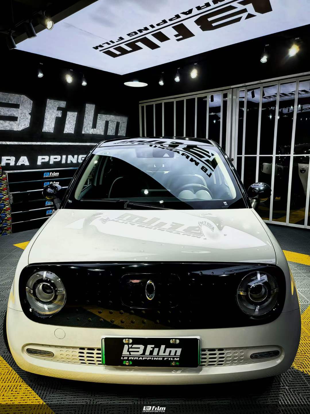 欧拉黑猫汽车lb改色膜黑白双拼加拉花