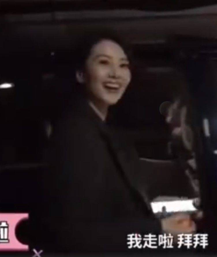 黑色 高圆圆直言接受衰老,真实面对皱纹,但天然脸有瑕疵也这么漂亮!
