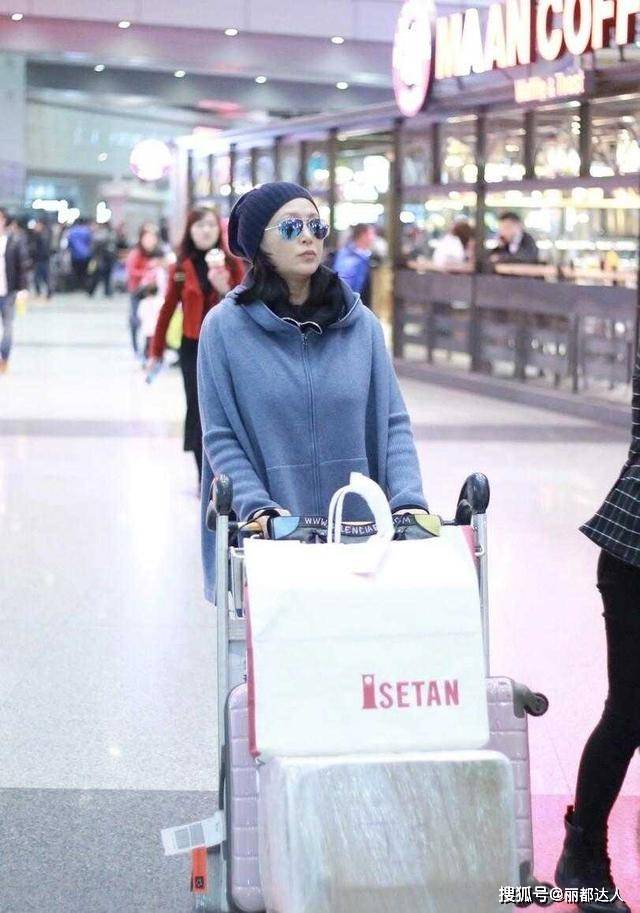 素人 陈红走机场好接地气,一身素人穿搭走机场,51岁素颜状态好真实